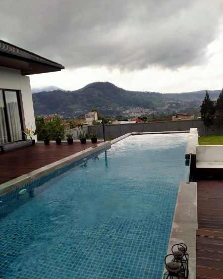 tukang perawatan kolam renang